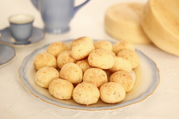 Pães de queijo com café