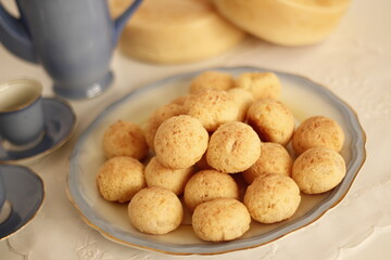 Pães de queijo com café