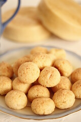 Pães de queijo com café