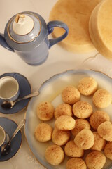 Pães de queijo com café