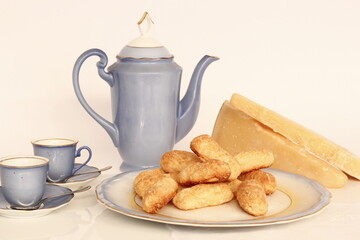 Pães de queijo com café
