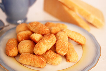 Pães de queijo com café