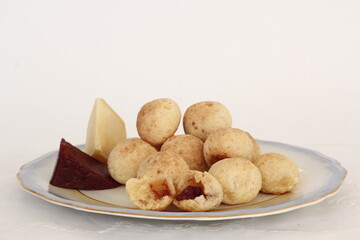 Pães de queijo com café