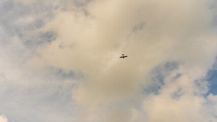 Kleines Flugzeug am Himmel