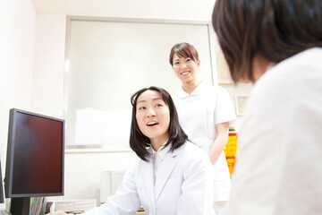 Obraz premium 診察する産婦人科医