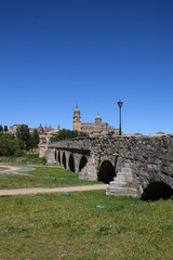 Catedral de Salamanca con el puente romano