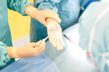 手術をする外科医の手元
