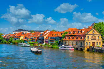 Panoramablick über das kleine Venedig mit dem Fluss Regnitz und die historische Altstadt von Bamberg, Bayern, Deutschland