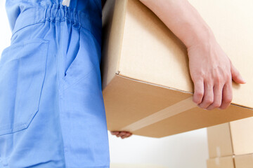 荷物を運ぶ引越し業者の手元