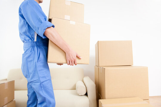 荷物を運ぶ引越し業者