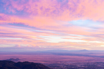 Sonnenuntergang über New Mexico Landschaft von Sandia Peak, Albuquerque, New Mexico, USA.