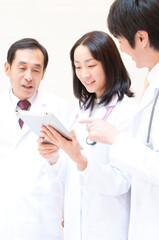 電子カルテを見て打ち合わせする医師