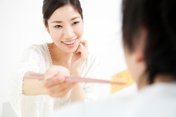 食事する新婚夫婦