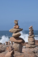 Cementerio de los ingleses en Galicia con rocas y piedras apiladas con el mar de fondo