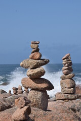 Cementerio de los ingleses en Galicia con rocas y piedras apiladas con el mar de fondo