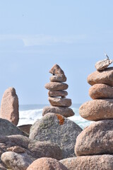 Fototapeta na wymiar Cementerio de los ingleses en Galicia con rocas y piedras apiladas con el mar de fondo