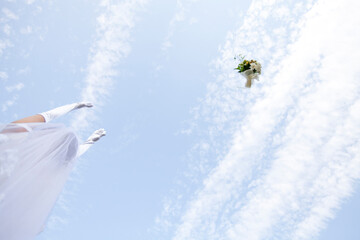 ブーケトスをする花嫁