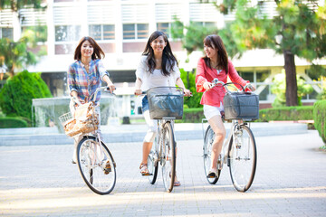 自転車に乗る女子大学生