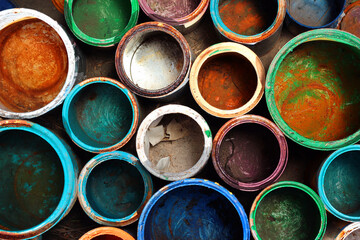 Old dirty paint cans as background - obrazy, fototapety, plakaty