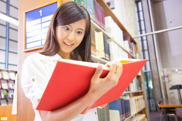 本を読む女子大学生