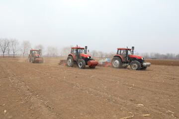 Obraz premium seeder sows in the field, North China