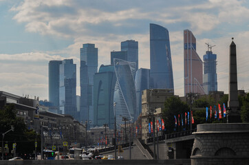 foto del centro de oficinas en moscu, se muestran rascacielos azules en el fondo de la ciudad