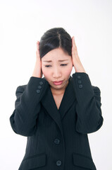 頭を抱えて悩むOL