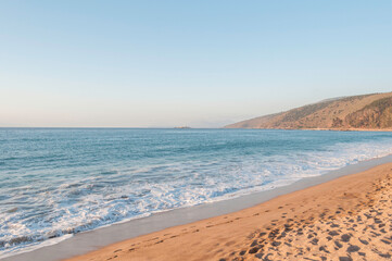 Playa desierta en atardecer, día despejado, ciudad Valparaiso - Chile