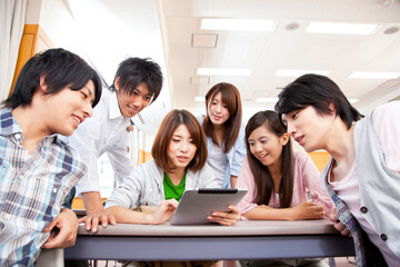 タブレットPCを見る大学生