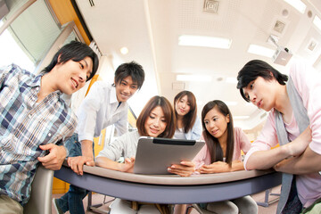 タブレットPCを見る大学生