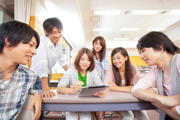 タブレットPCを見る大学生