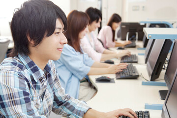 パソコンをやる大学生