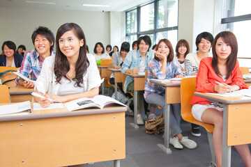 講義を聞く大学生