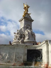 Fototapeta na wymiar statue in front of london palace