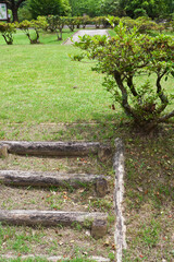 古い公園の朽ちかけた丸太階段