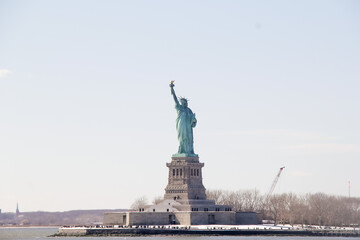 Fototapeta premium monumento estatua de la libertad, vista desde el ferry