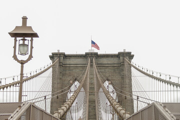 Fototapeta na wymiar puente de brooklyn, arquitectura, toma frontal, clima nublado