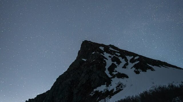 Nightlapse of a croocked mountain.