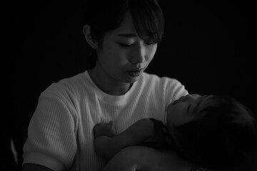 子育てに悩む母親