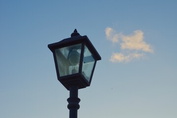 Fototapeta na wymiar 隅田川夕景　夕焼けの雲と点灯前の街灯