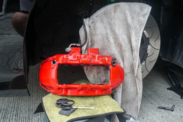 front brake calipers at the front tire of the car