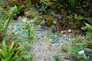 Kleine Zwergenhäuser im Wald. Gebäude für Hobbits, Zwerge, Gnome oder Wichtel . Ländliche...