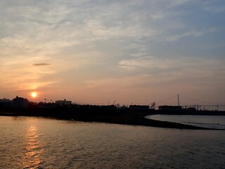 晴れた日、東の空から昇る日の出