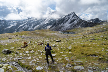 Fototapeta na wymiar Bergwandern am grossen Sankt Bernhard Lacs de Tenetre