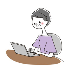 パソコンをするシニア女性