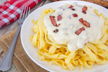 tagliatelles à la carbonara sur une table en bois