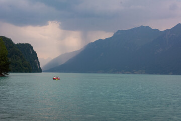 Canot pneumatique sur le lac de Brienz avant l'orage