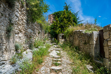 Saint-Saturnin-lès-Apt, village médiéval perché du Luberon en Provence-Alpes-Côte-d'Azur.