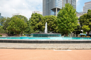 日比谷公園の噴水と高層ビル