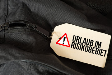 Eine Tasche, Urlaub und Hinweis auf Risikogebiet